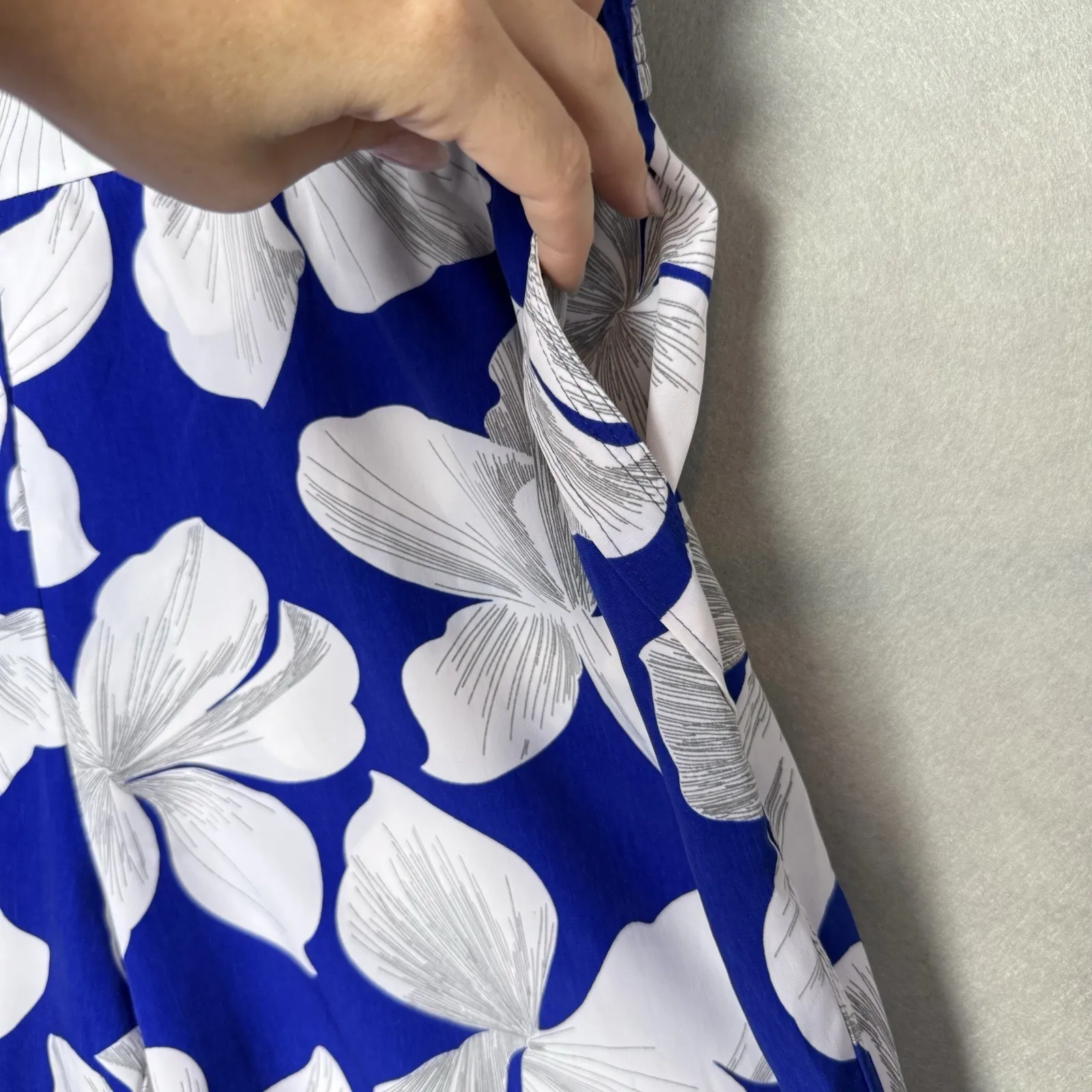 Investments Women’s Hawaiian Floral Shorts Blue White Size XL - Image 2