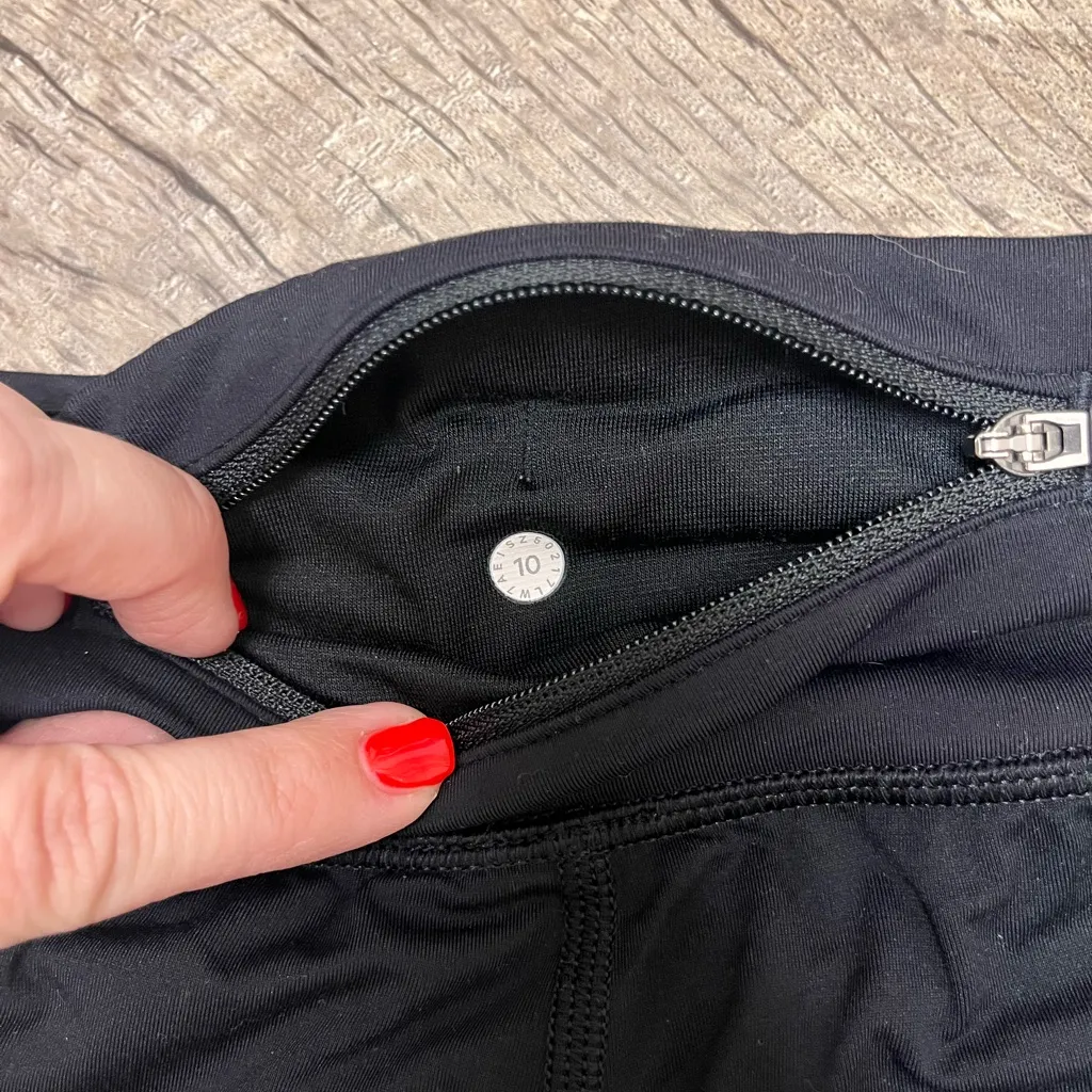 Lululemon Chase‎ Me Short 2.5" size 10 - Image 3