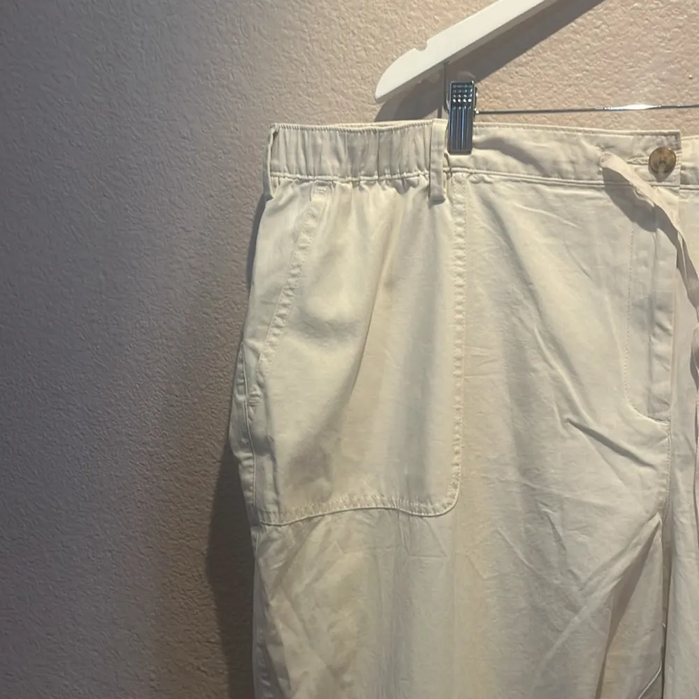 Lands’ End Women’s Light Khaki Mid Rise Straight Leg Button roll cuff pants 24W - Image 4