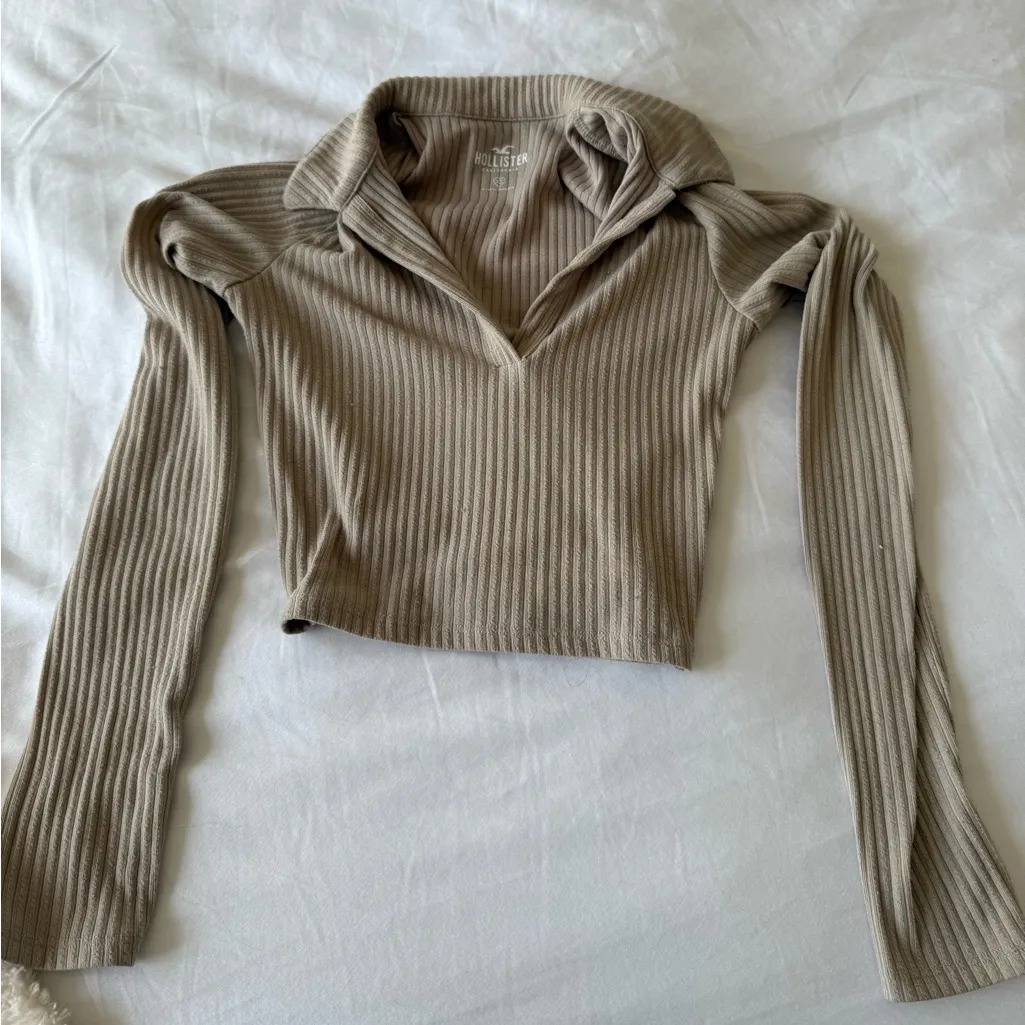 Hollister beige cropped collared long sleeve shirt with tie in the back - Image 2