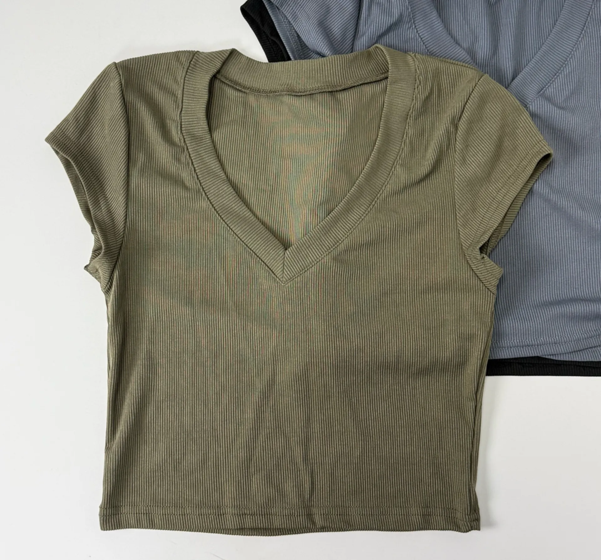 NEW Women's Short Sleeve V-Neck Ribbed Tops Boutique Bundle of 3 Size Large - Image 1