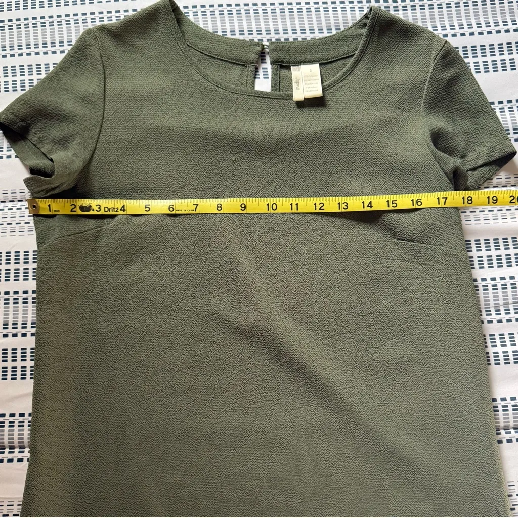 EUC Japna Green Short Sleeve Work Top, Size Small - Image 5
