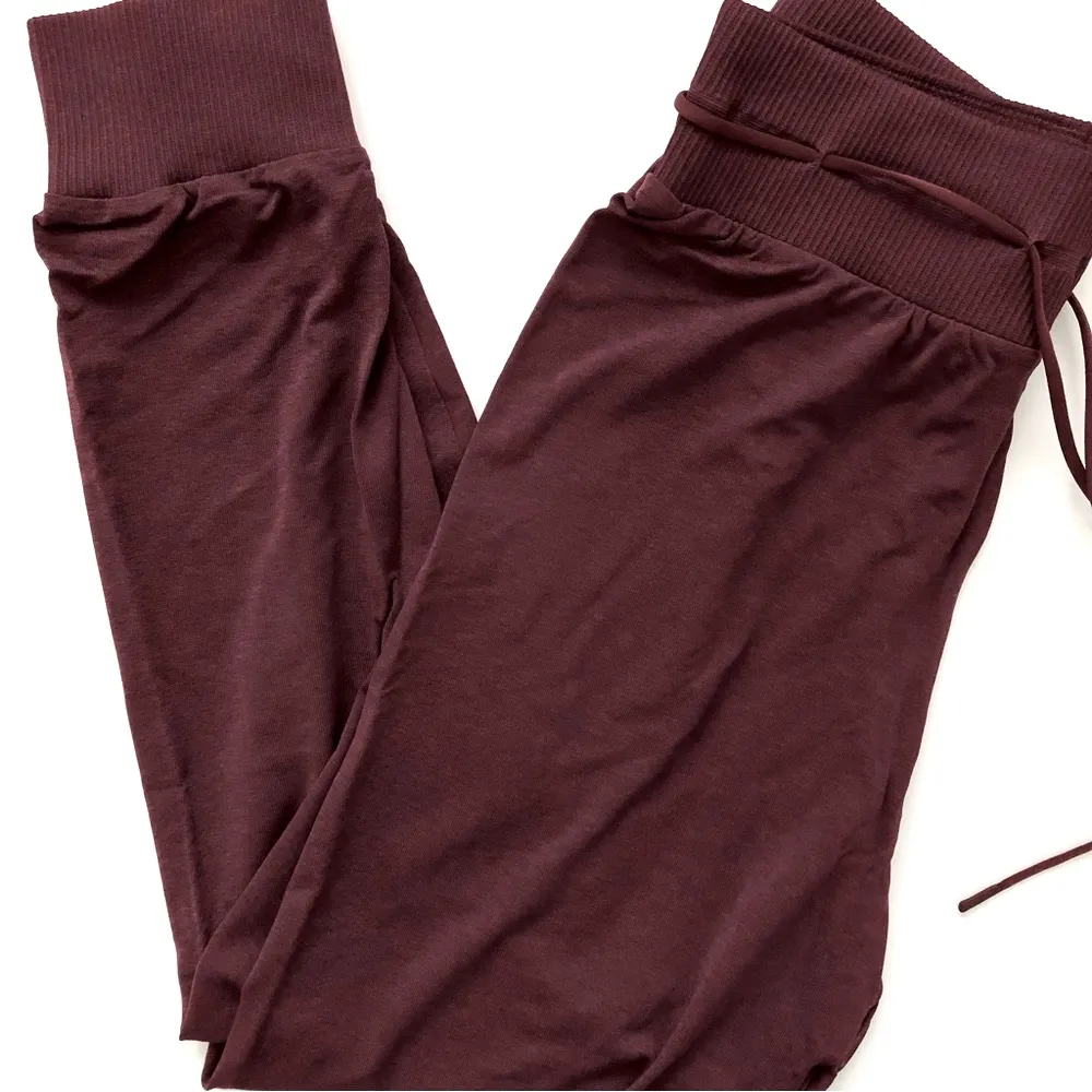 Gymshark Vital Seamless 2.0 Joggers & Strap Feature Sports Bra Set - Image 8