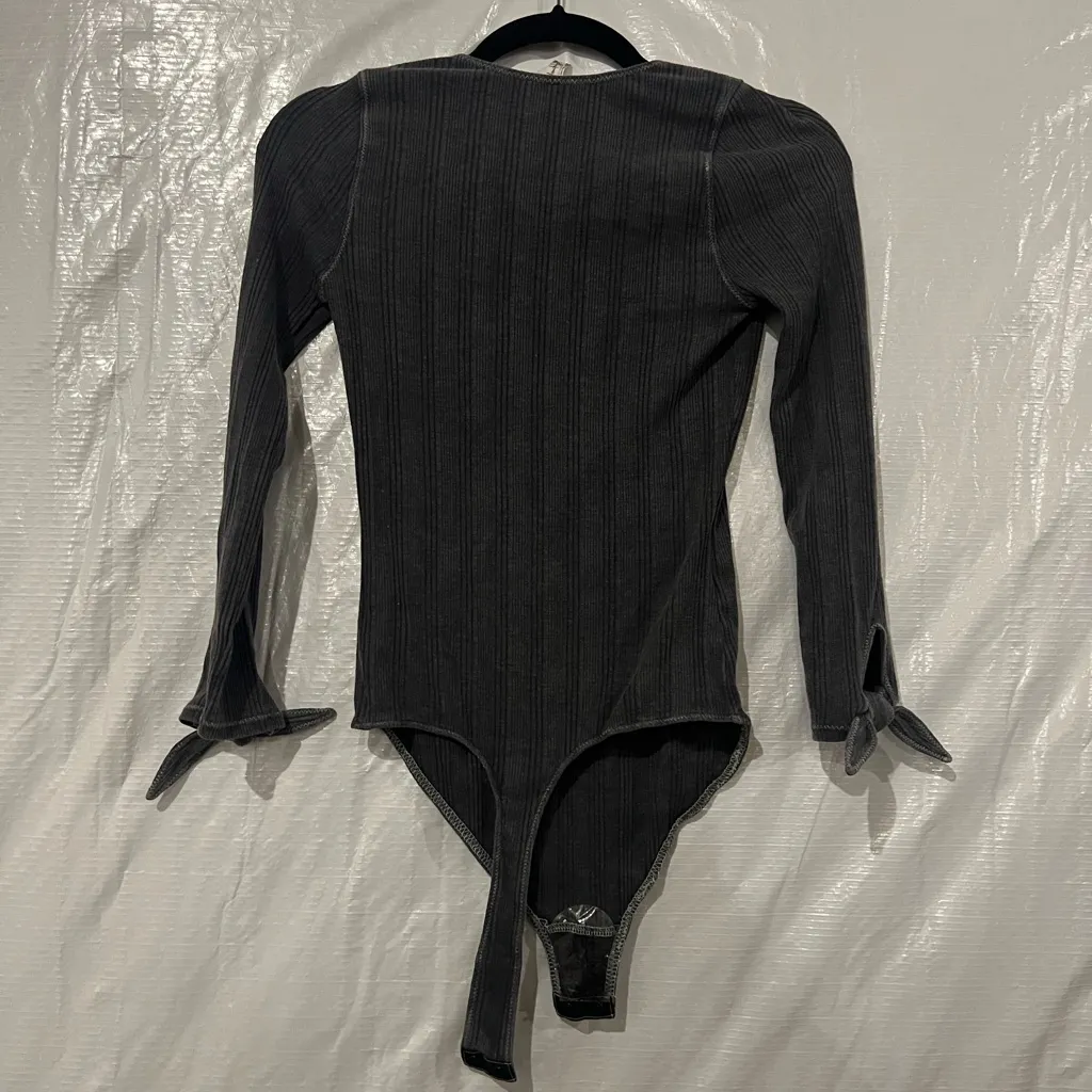 NEW Intimately Free People Gray Ribbed Tie Sleeve Bodysuit Size Small - Image 6