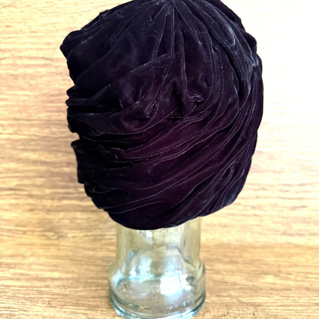 Vintage 50s Black Velvet Turban Draped‎ Fitted Hat Film Noir Glam Art Deco OS - Image 4