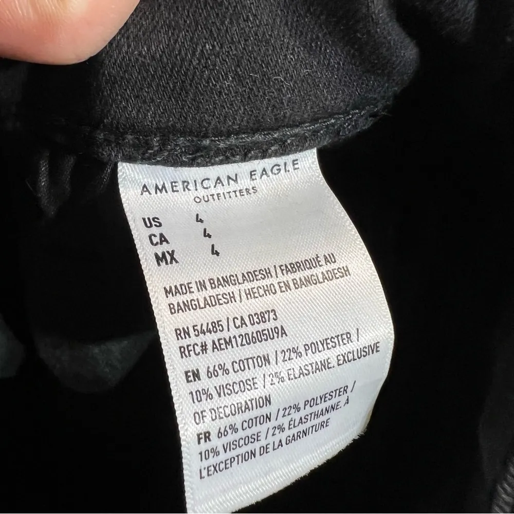 ⭐️ American Eagle Outfitters AEO Black Distressed Hi Rise Shortie Size 4 EUC - Image 4