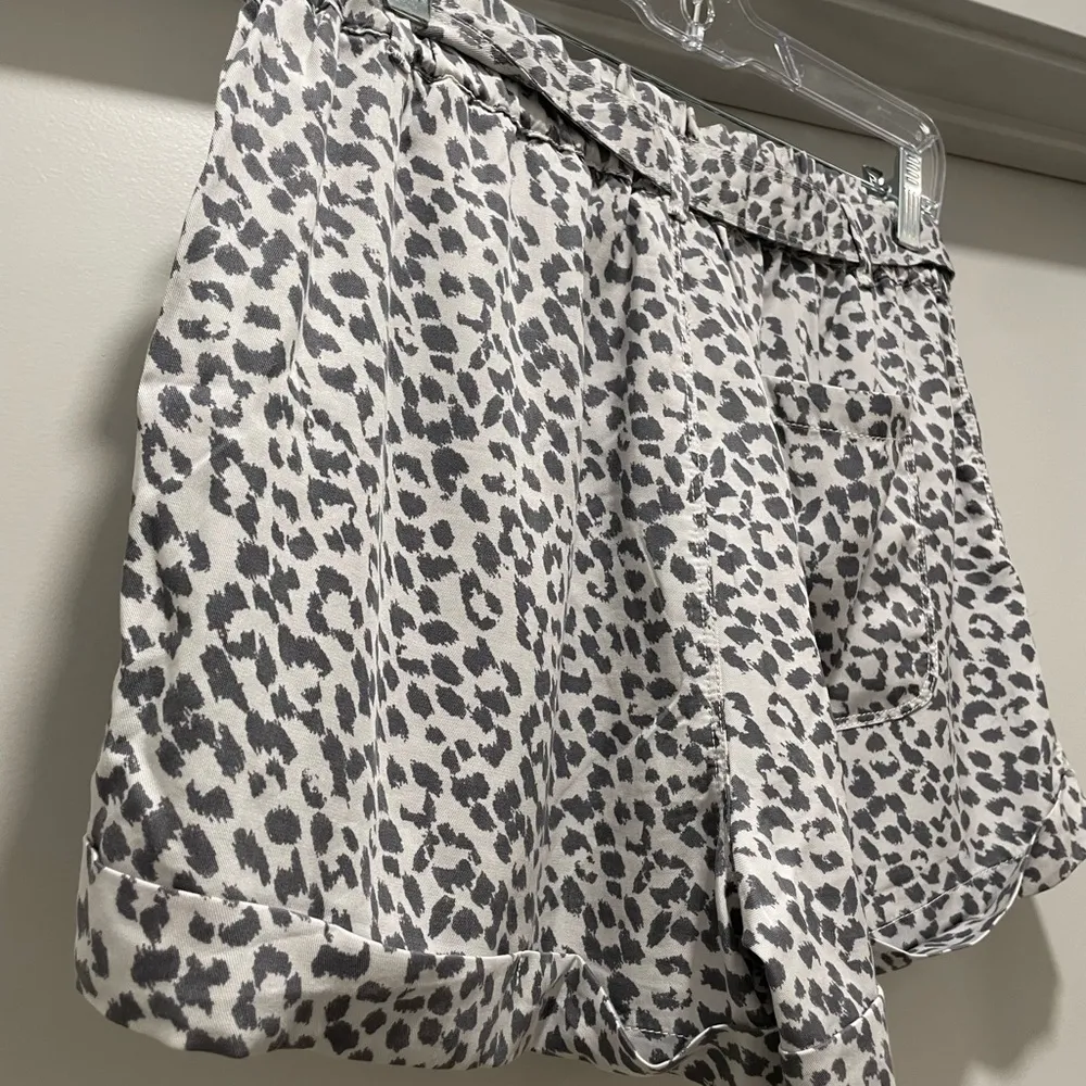 Aerie American Eagle AE White & Grey Leopard Animal Print Paper Bag Shorts - M - Image 9