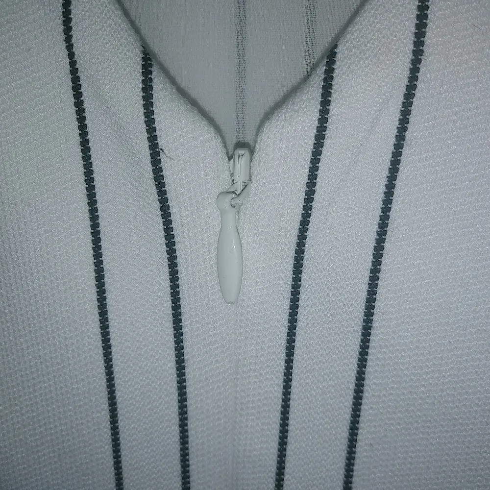 White House Black Market 6 Sleeveless Striped White Crop V-Back Lined Top - Image 3