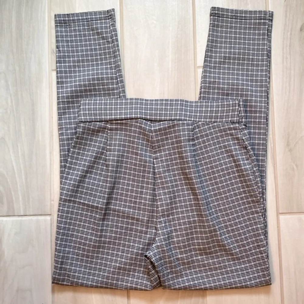 Tommy Hilfiger| Plaid black/white/tan stretchy slacks - Image 3