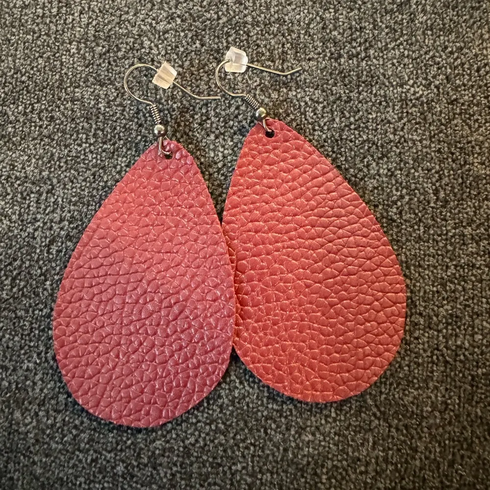 5 pack of various earrings faux leather & faux fur dangling earrings - Image 7