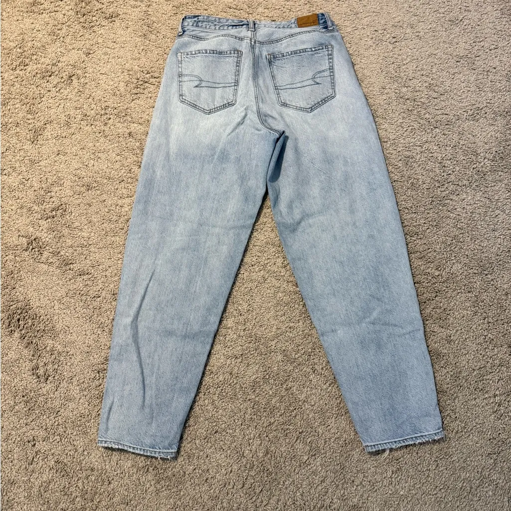 American Eagle Outfitters Light Wash Relaxed Mom Jean Jeans Size 6 Long - Image 2