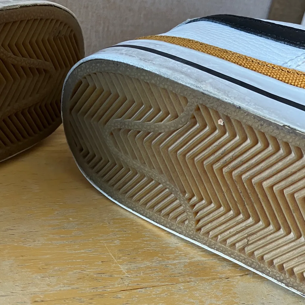 FINAL MARKDOWN Nike White Mesh Sneakers 9 - Image 7