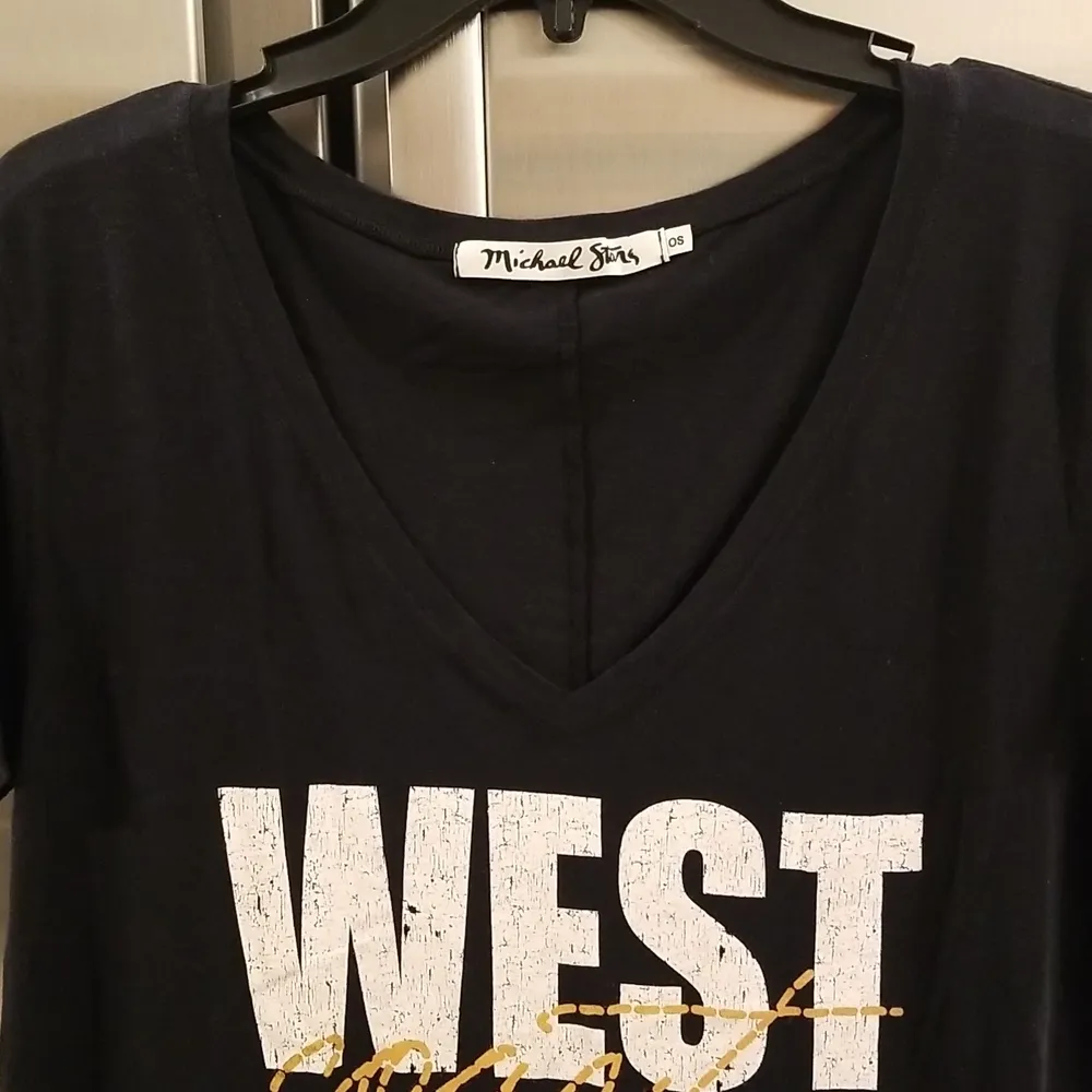 💕MICHAEL STARS💕 West Coast Graphic Tee V-Neck Medium - Image 4
