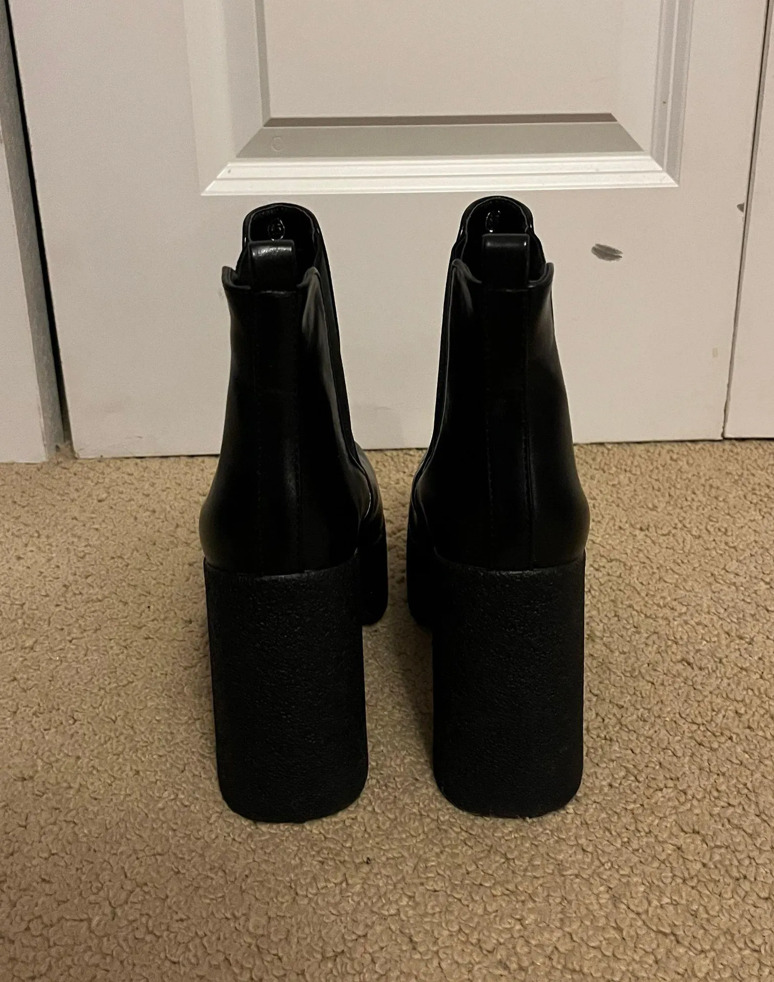 Unilody Black Boots Size 7 - Image 4