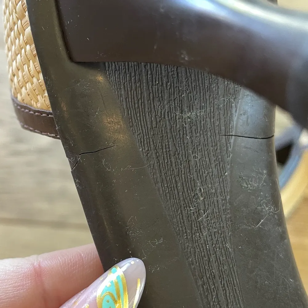 Tan and Brown BCBG 90s vintage heels with Bows - Image 11