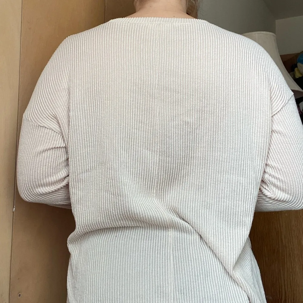 Cream Ribbed Knit Lightweight Sweater Size M - Image 3