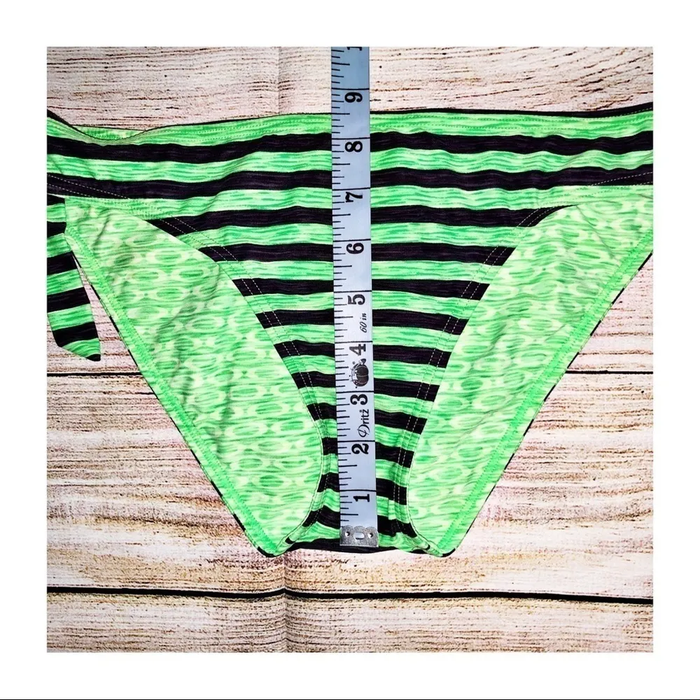 Oakley Green and Black Reversible swim bottom Size M/L - Image 7
