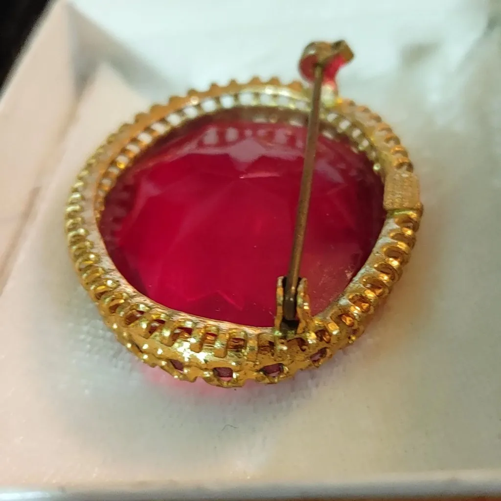 Victorian Oval Brooch Pin Germany Stamped Vintage Faceted Red Glass Gold Toned - Image 5