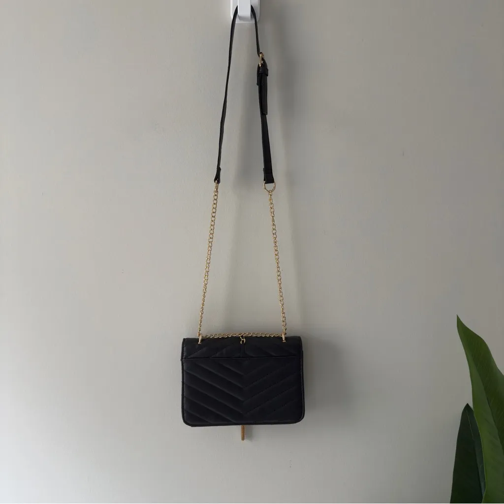 Black Quilted Shoulder Bag Gold Adjustable Strap Tassel Accent Pockets Unbranded - Image 2