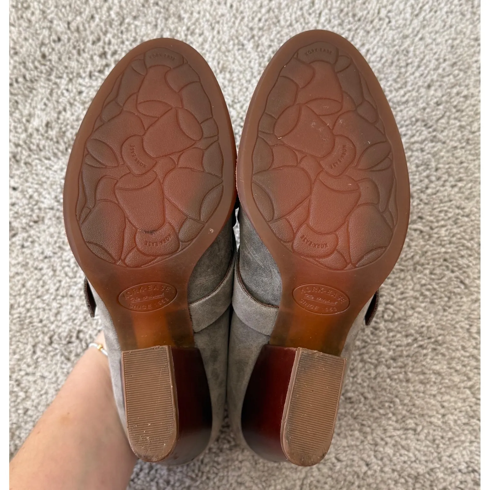 Kork-Ease Prim Mosto Suede Kiltie Pump Heel Women Size‎ 7.5 Khaki Gray - Image 8