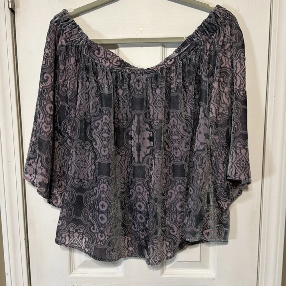 NWT Mary & Mabel Velour Sheer Lined Off Shoulder Top Size Medium - Image 2