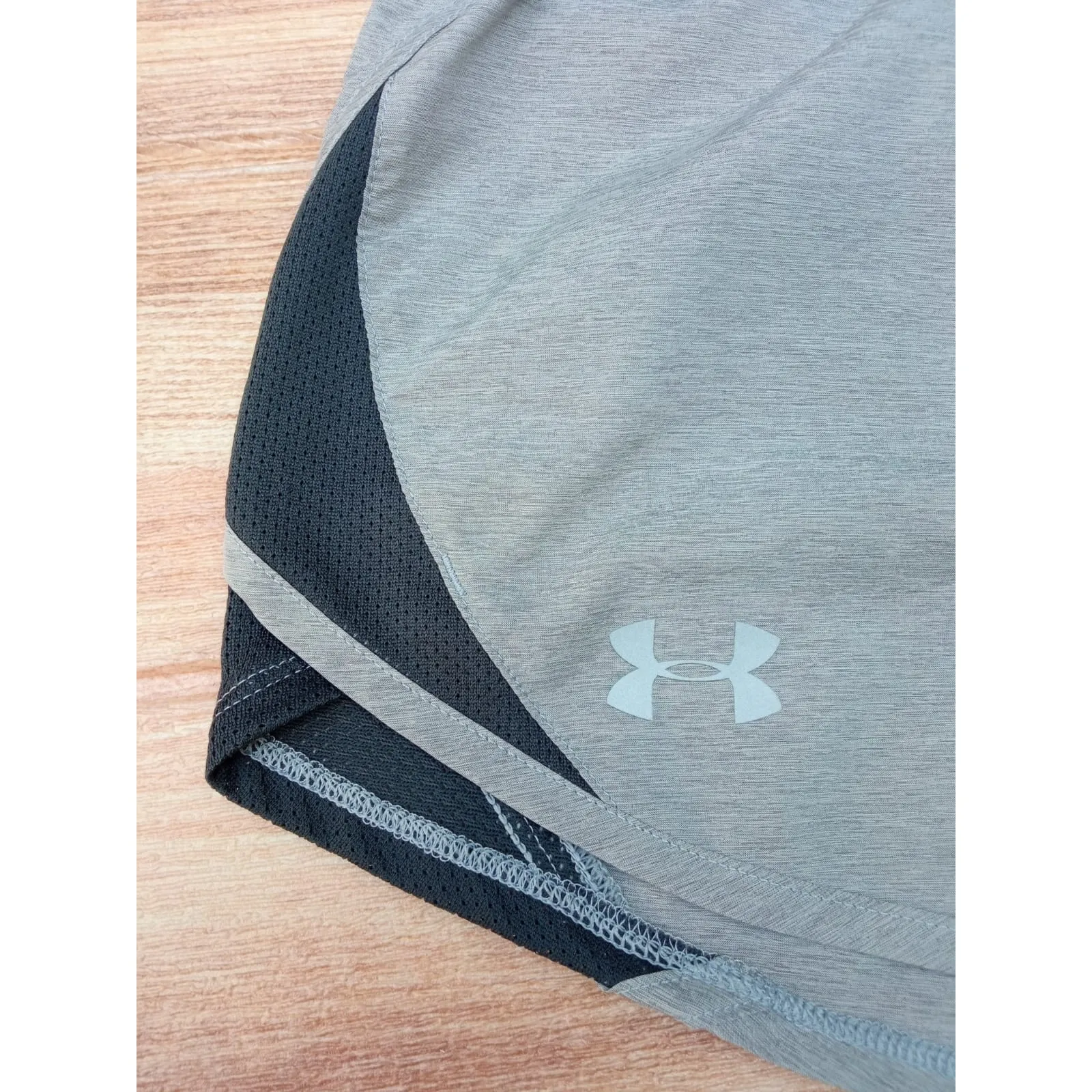 Under Armour Women's Shorts Fly By 2.0 Gray And Black Heatgear Size Medium NWOT - Image 3