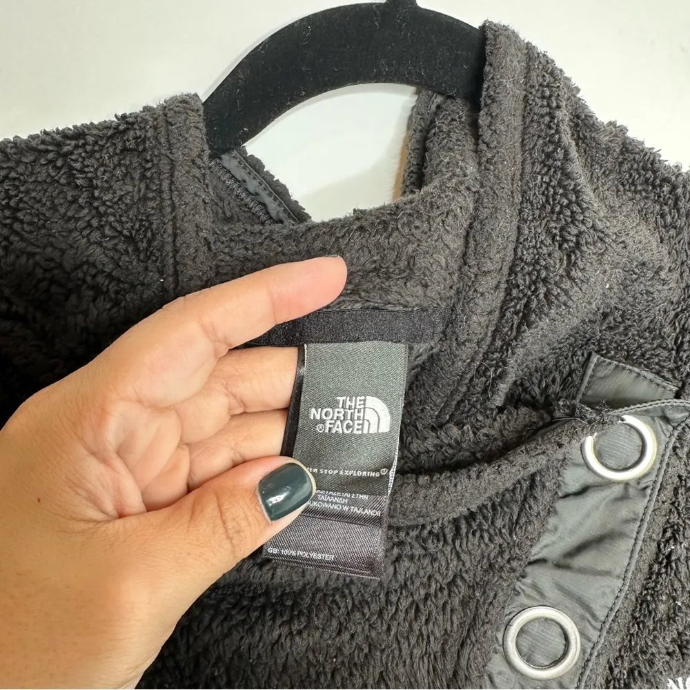 The North Face Mossbud Snap Neck Pullover Fleece Jacket in Black - Image 5