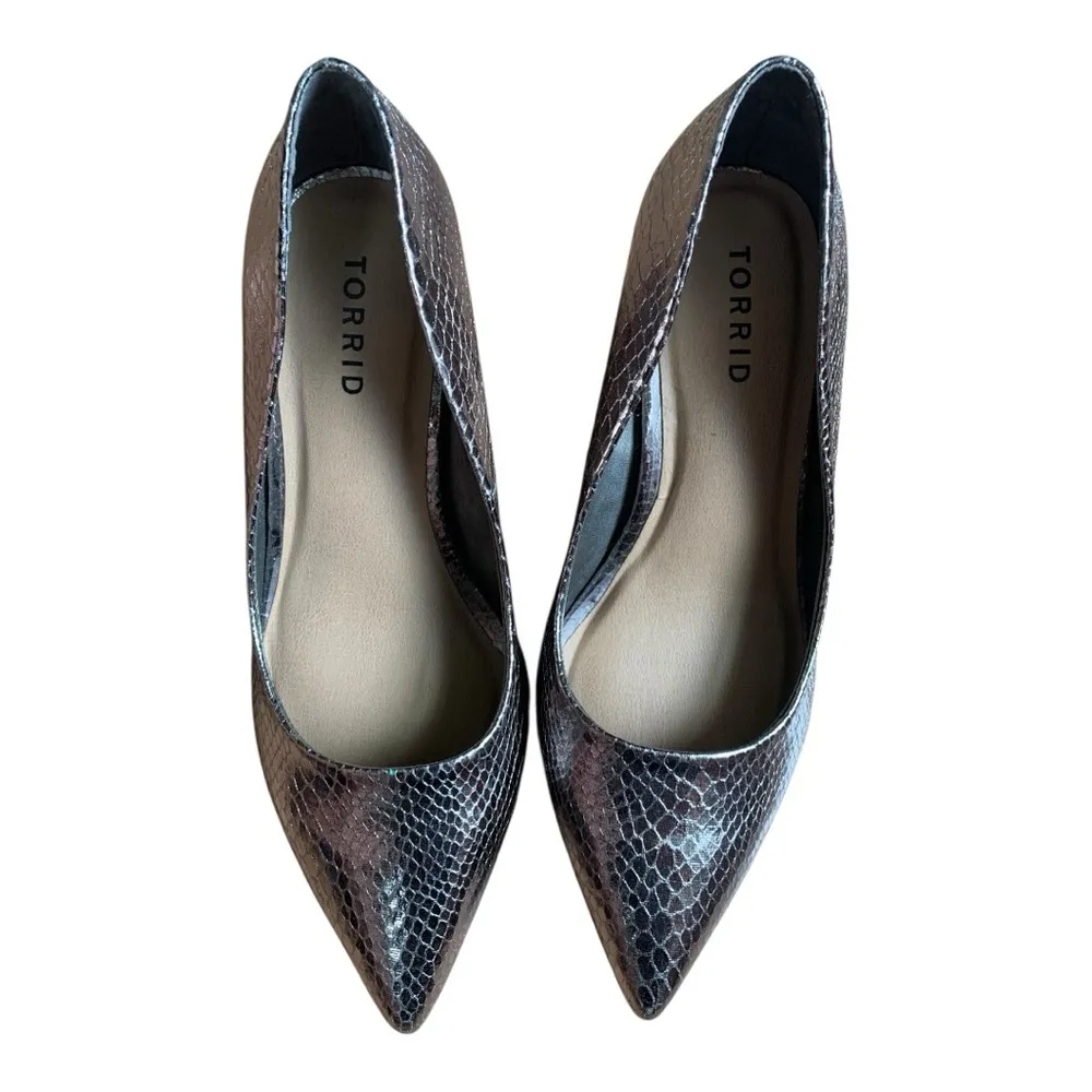 Torrid size 8.5 pewter silver pointed toe pumps silver heels snakeskin texture - Image 2