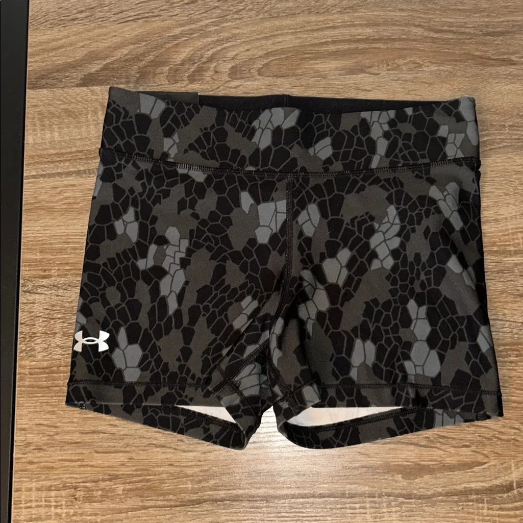 Under Armour Black and Gray Camouflage Shorts NWT Size M - Image 2