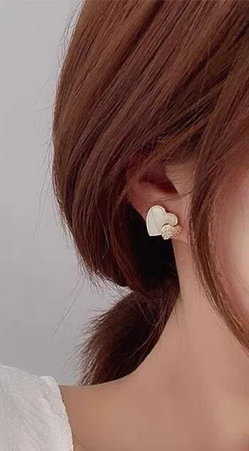 Wome‘s Sweet Love Heart Stud Earrings Gold - Image 5