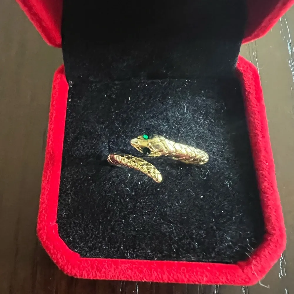 Ladies Gorgeous Golden with Faux Emerald Gemstone Ring Size 8 Gold - Image 2