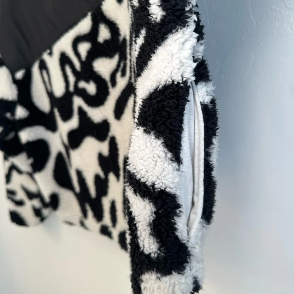 Grayson Threads Fleece quarter button up jacket🖤🤍 - Image 5