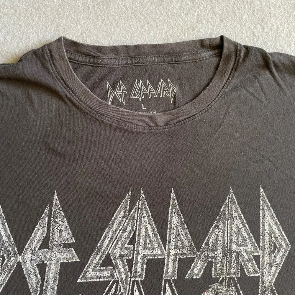 Def Leppard Rock Band Retro Tee Women’s Size Large Graphic Print Black - Image 3