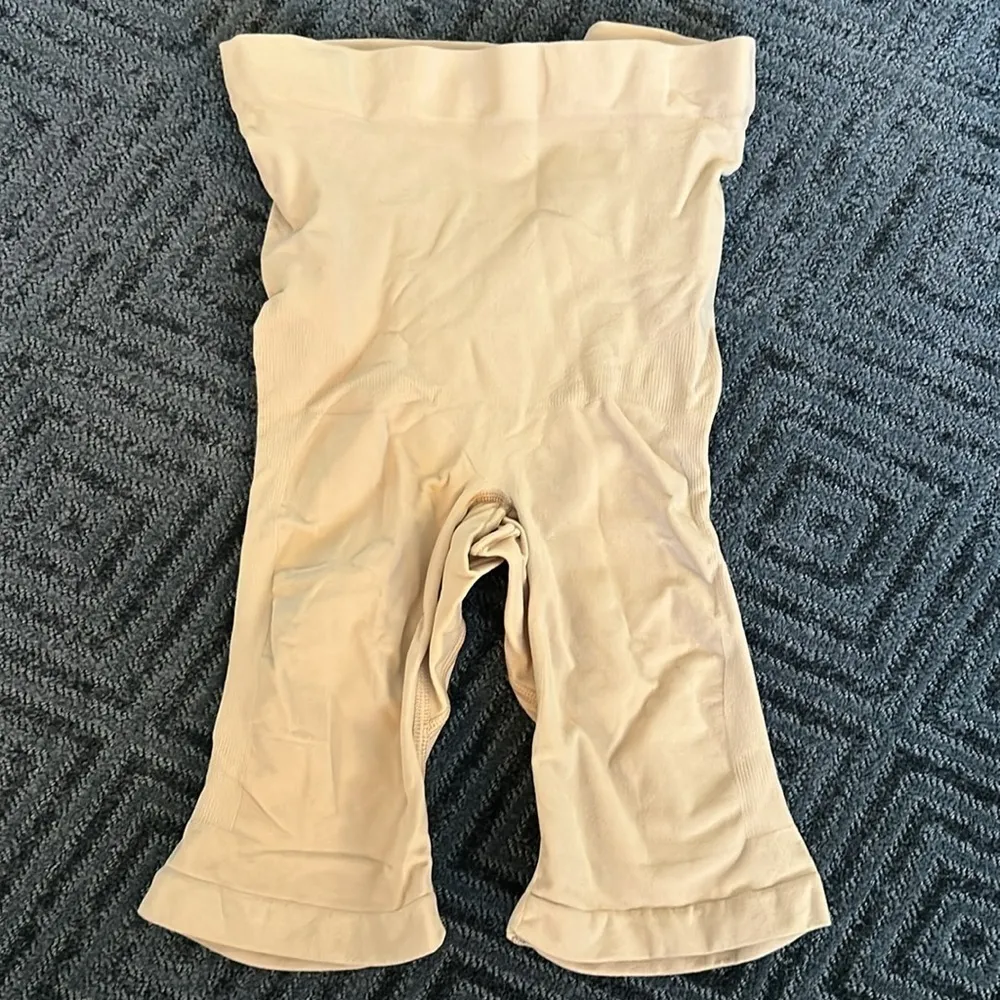 Skims Sculpting Shorts NWOT S/M - Image 2