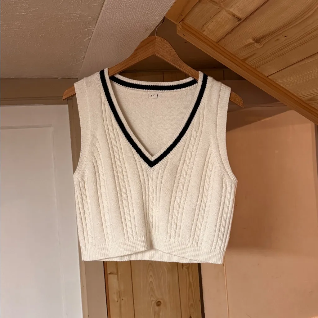 🎅 3/$15 SALE Garage Cream V-Neck Sweater Vest M - Image 2