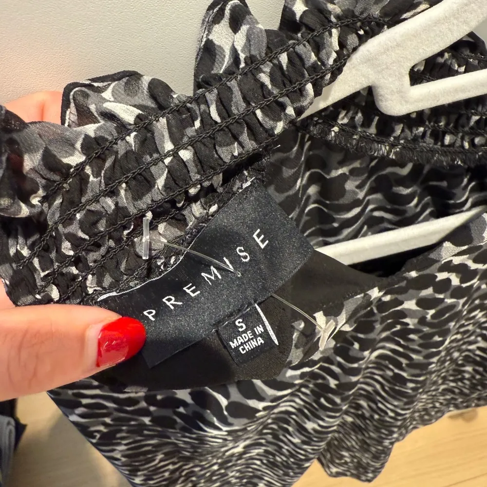 Premise Black and White Ruffled Long Sleeve Blouse - Image 3