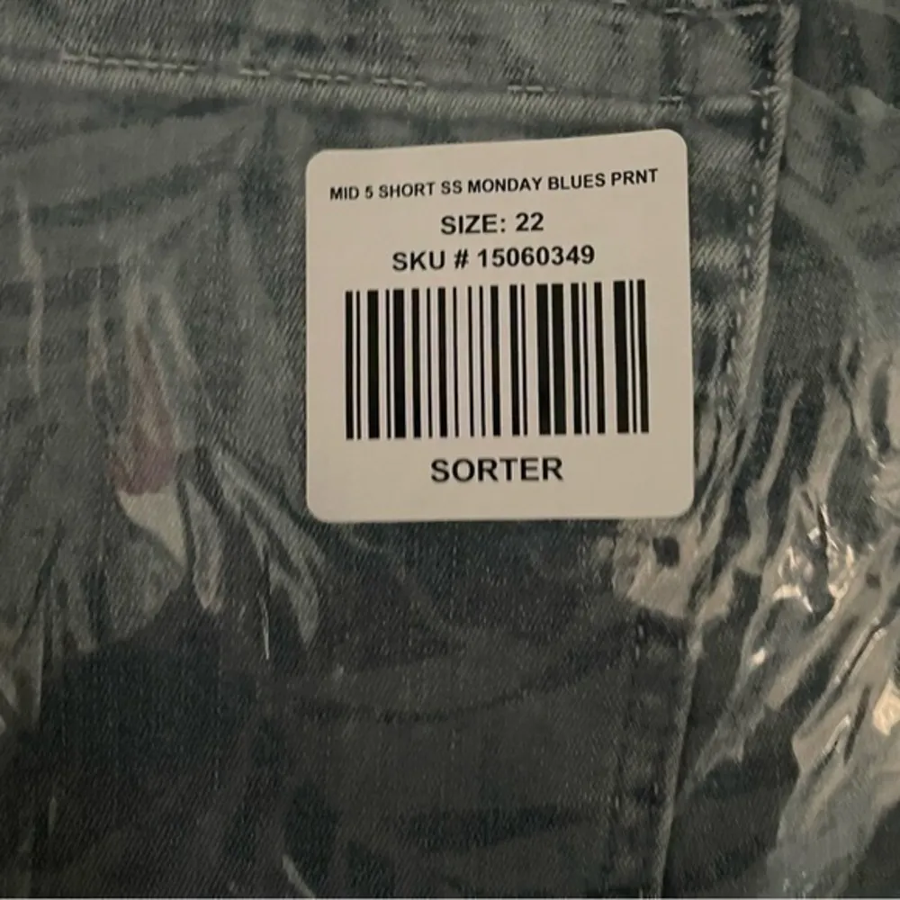 Torrid Graphic Shorts Size 22 - Image 5