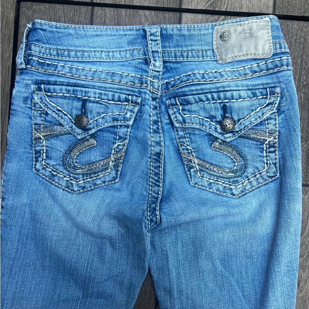 SILVER JEANS Suki Mid Rise Bootcut denim thick stitch medium wash - Image 4