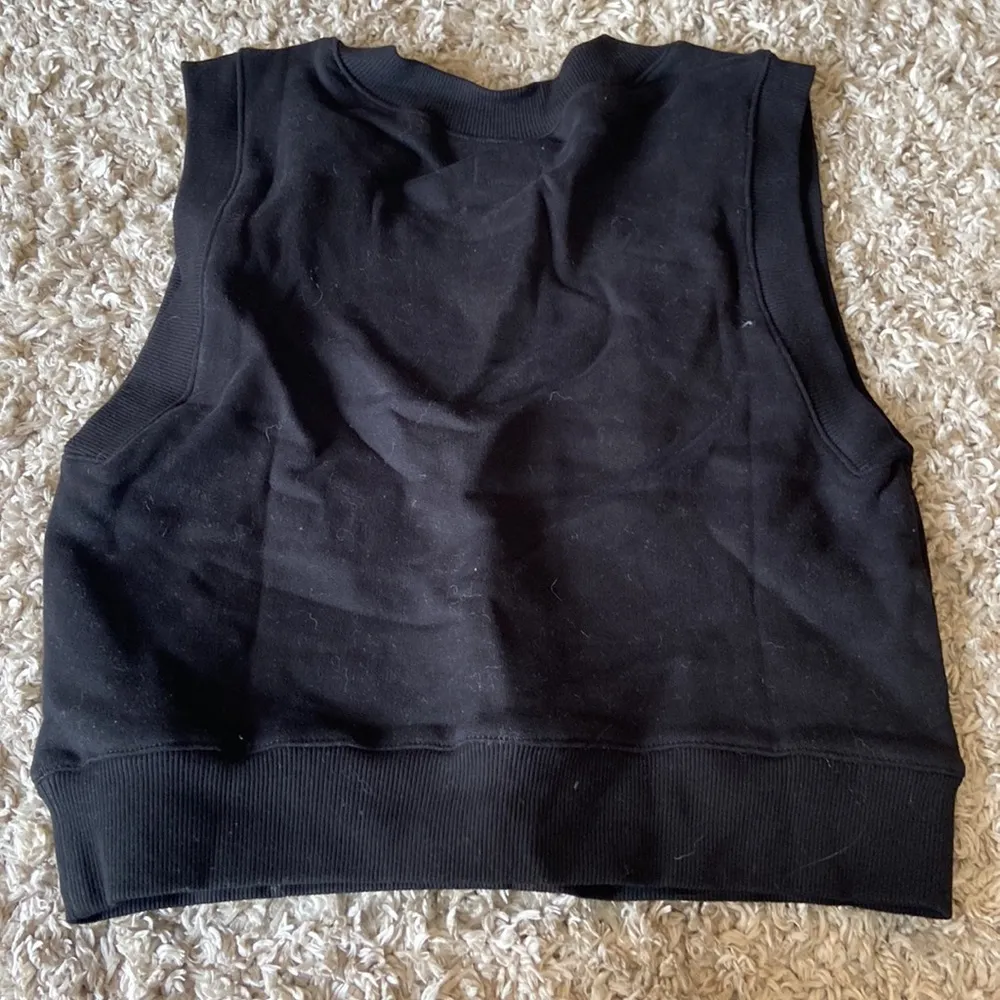 BLACK CROP TOP - Image 3