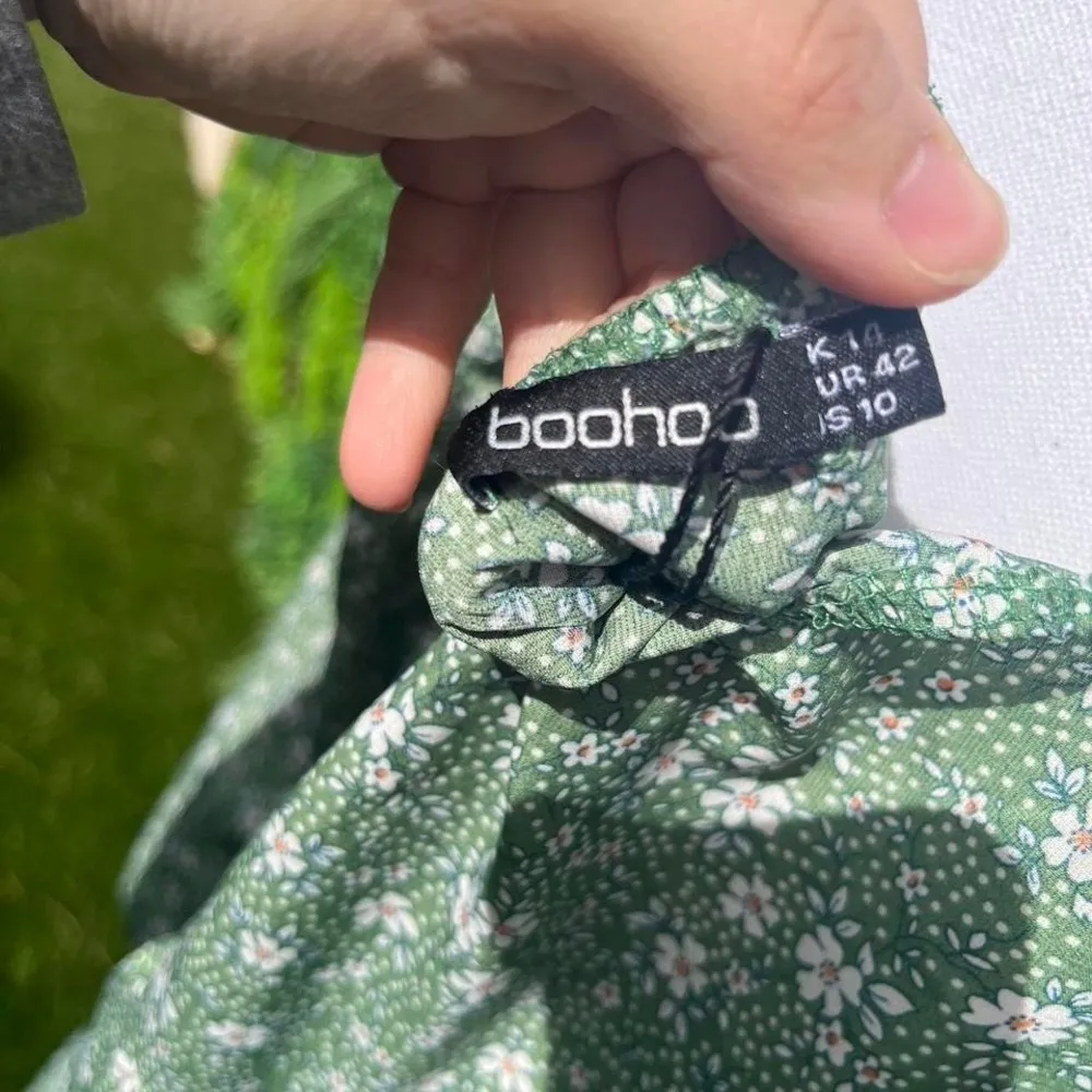 Boohoo long sleeve tiered dress size 10 floral mini A-line dress - Image 4