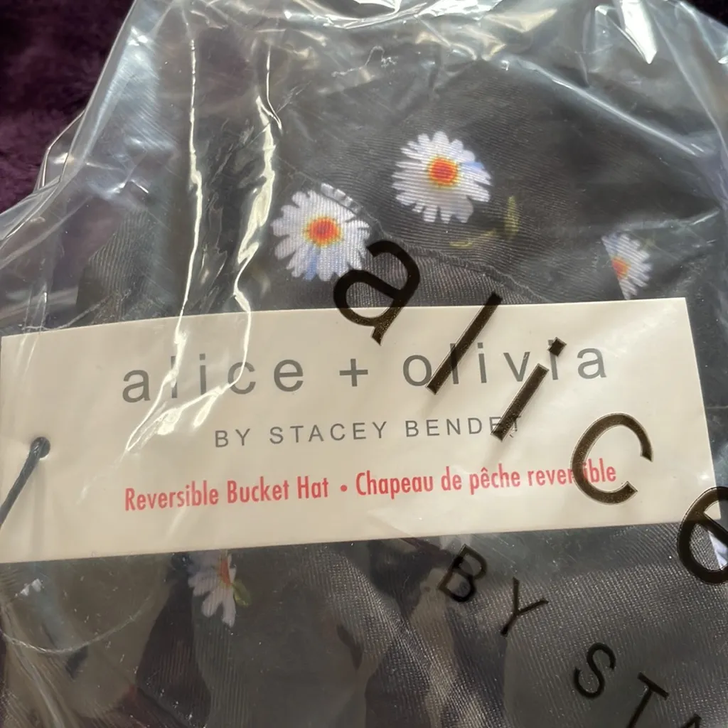 ALICE + OLIVIA DAISY PRINT REVERSIBLE BUCKET HAT - Image 12