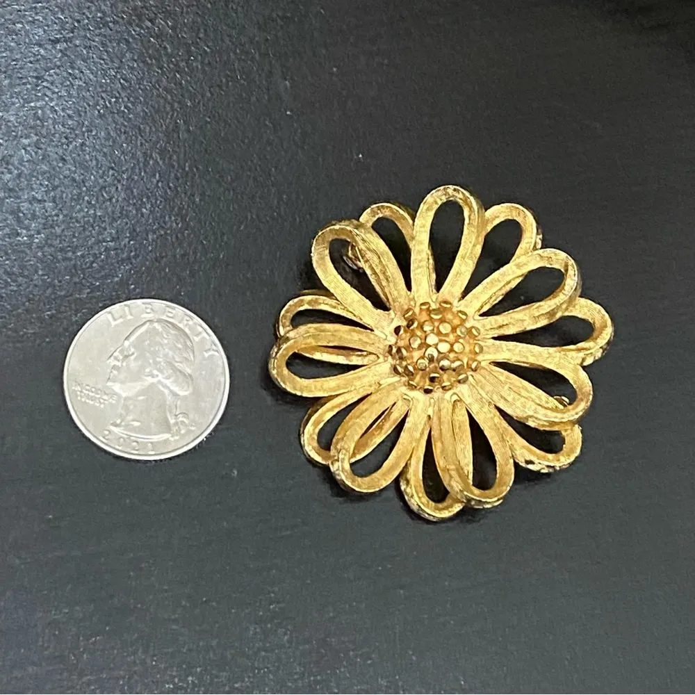 Vintage BSK Signed Brushed Gold 3D Flower Daisy Brooch - Image 5