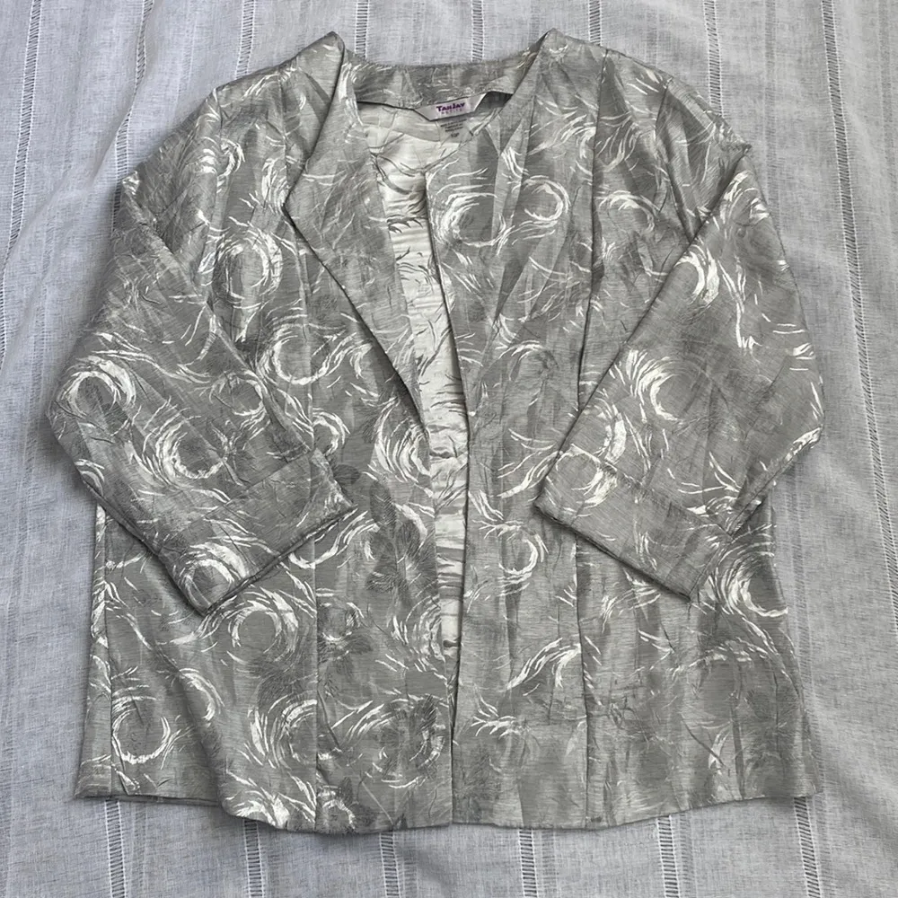 TanJau Petite silver jacket with quarter length sleeves. Size 10P - Image 2