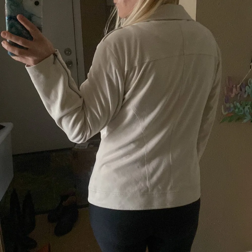 Buttery soft cream suede like material jacket Size M - Image 8