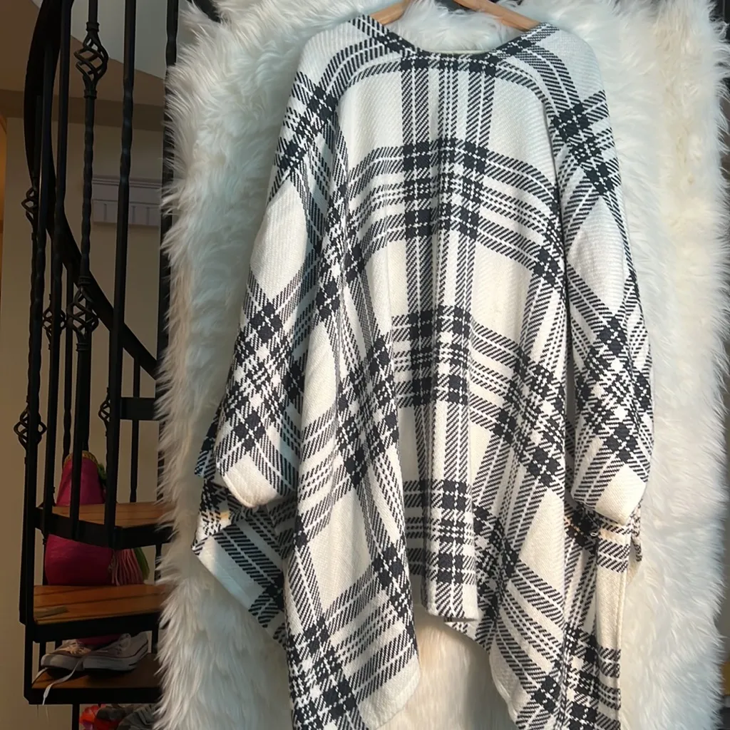 NWT Abercrombie and Fitch plaid navy and white oversized cape poncho sweater - Image 8