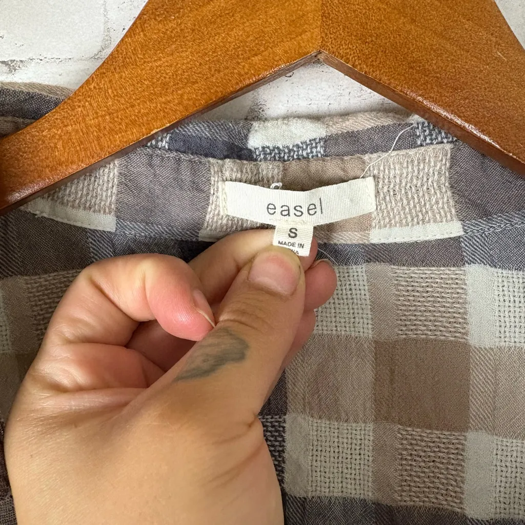 Easel Neutrals Seersucker Gingham Plaid Ombré Button Down tunic - Image 4