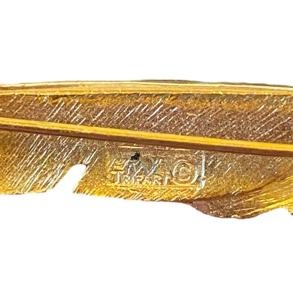 VINTAGE CROWN TRIFARI SIGNED LEAF BROOCH PIN GOLD TONE OLD MONEY - Image 4