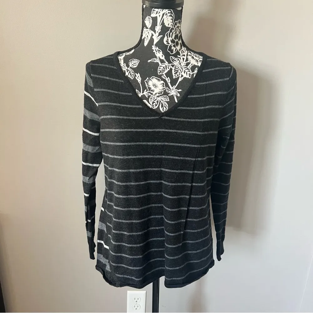 Smartwool Women’s V-Neck Sweater Long Sleeve Striped Wool Black Gray Medium - Image 4