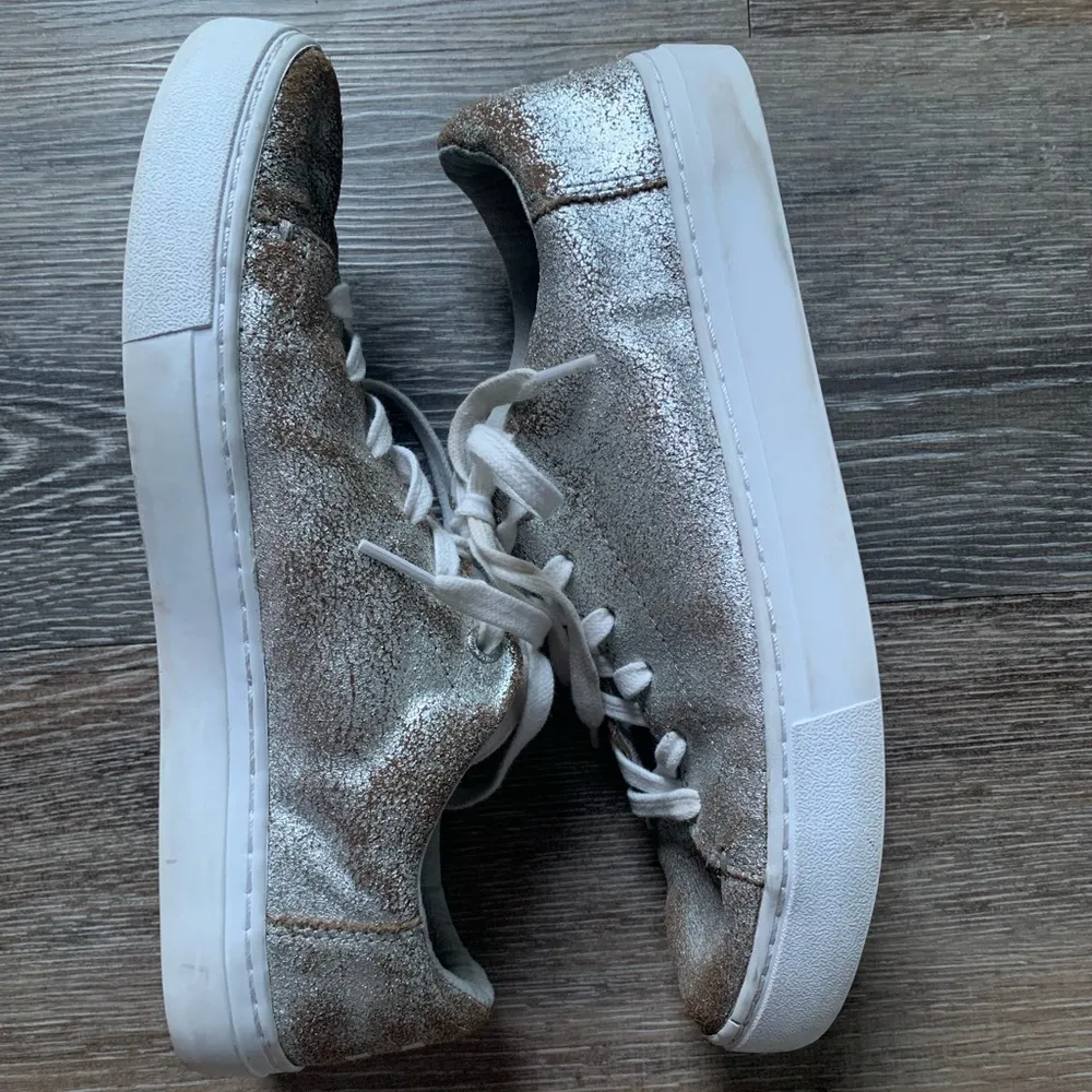 TOMS Lenox Silver Metallic Leather Sneakers 8.5 - Image 2