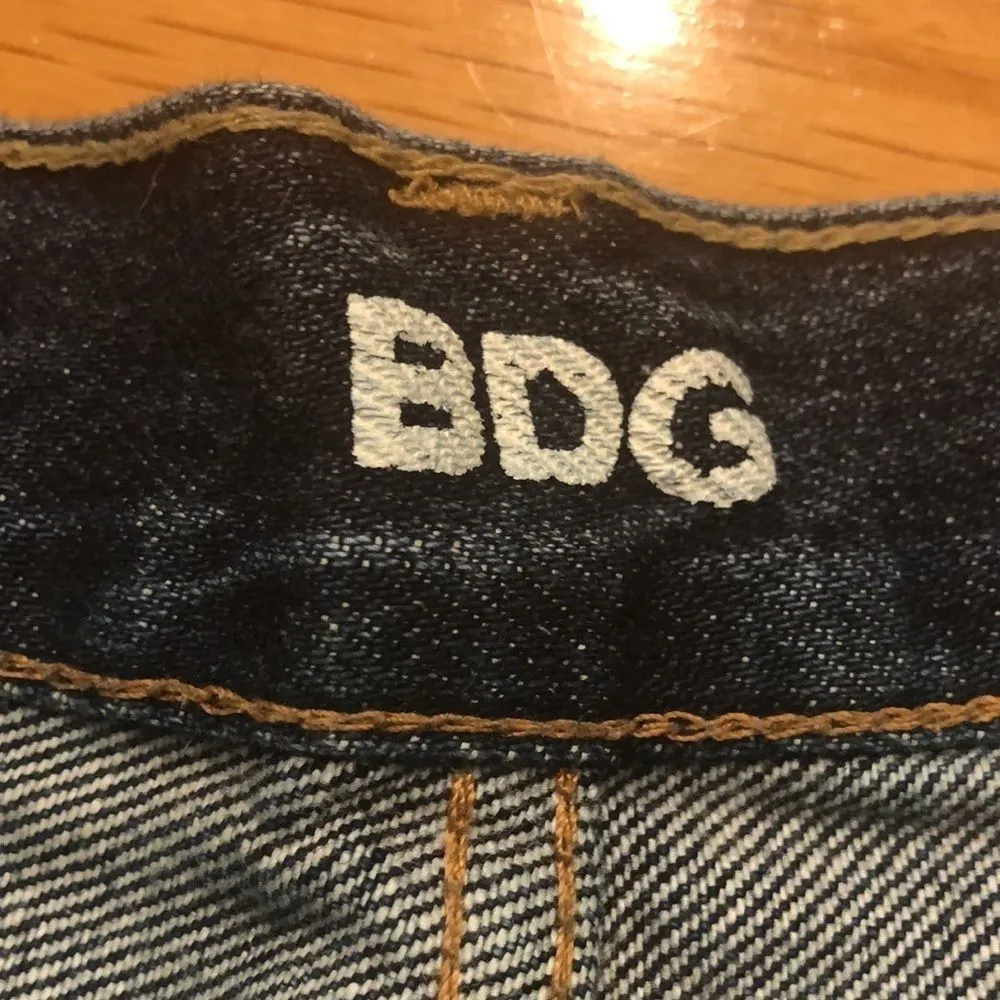 𝅺bdg distressed Tomgirl shorts size 28. - Image 2